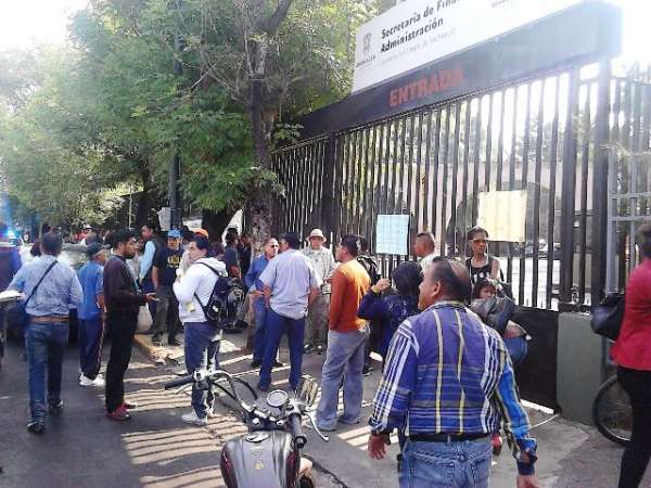 Manifestantes bloquean la Secretaría de Finanzas, en Morelia 