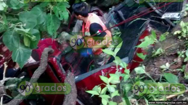 Cae camioneta a barranco, en Michoacán; hay una menor muerta y dos heridos - Foto 1 