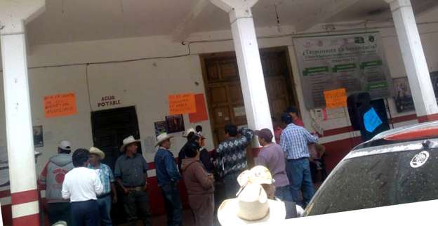 Habitantes toman alcaldía de Nahuatzen, Michoacán, piden rendición de cuentas - Foto 1 