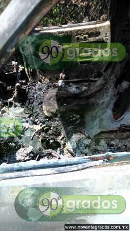 Localizan restos humanos al interior de camioneta calcinada en Paracho, Michoacán - Foto 1 