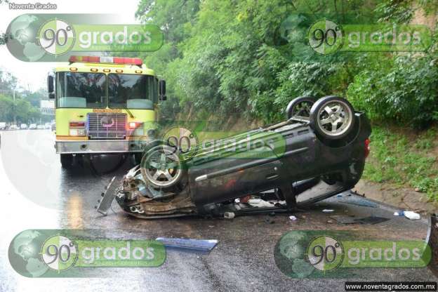 Vuelca vehículo en el Libramiento Sur de Morelia 