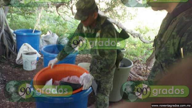 Aseguran narcolaboratorio y decomisan casi 100 kilogramos de “cristal” en Parácuaro, Michoacán - Foto 6 