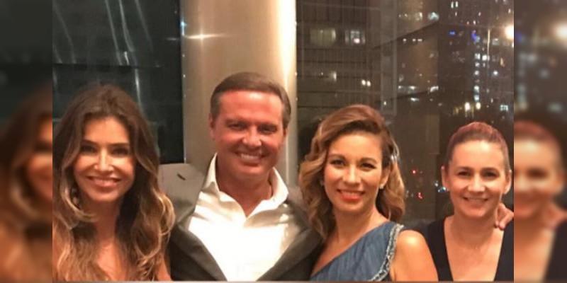 Luis Miguel se toma foto con conductoras de TV Azteca 