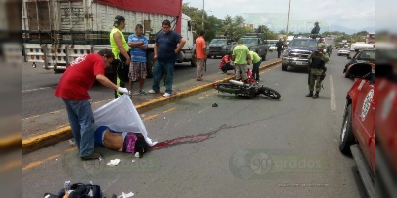 Muere mujer al ser atropellada por un motociclista, él resulta herido  - Foto 0 