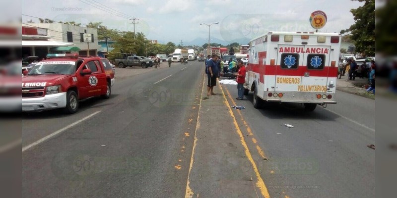 Muere mujer al ser atropellada por un motociclista, él resulta herido  - Foto 1 
