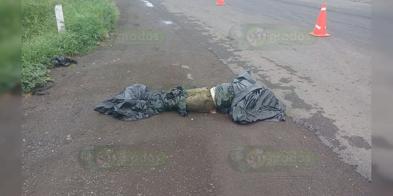 Tiran cadáver en carretera Apatzingán-Cuatro Caminos - Foto 0 