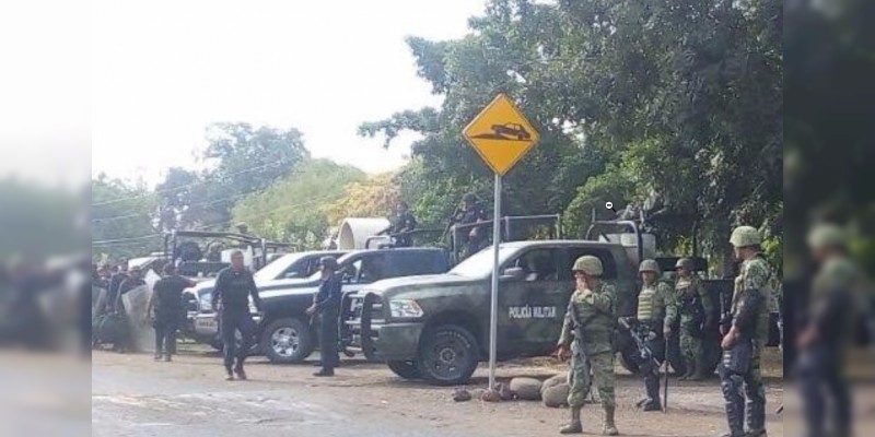 Confirman dos policías y un sicario muertos tras ataque en Aguililla - Foto 1 
