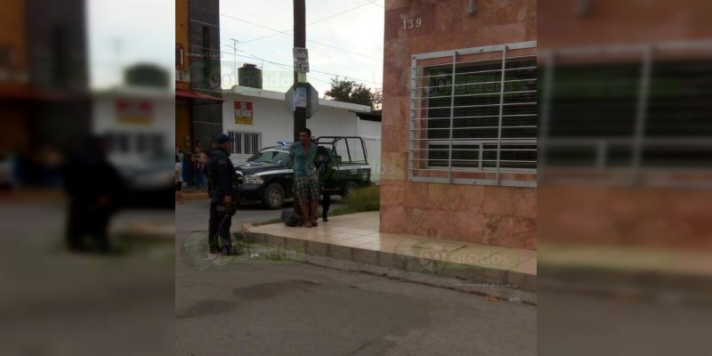En Apatzingán ciudadanos detienen a ladrón y lo atan a un poste  