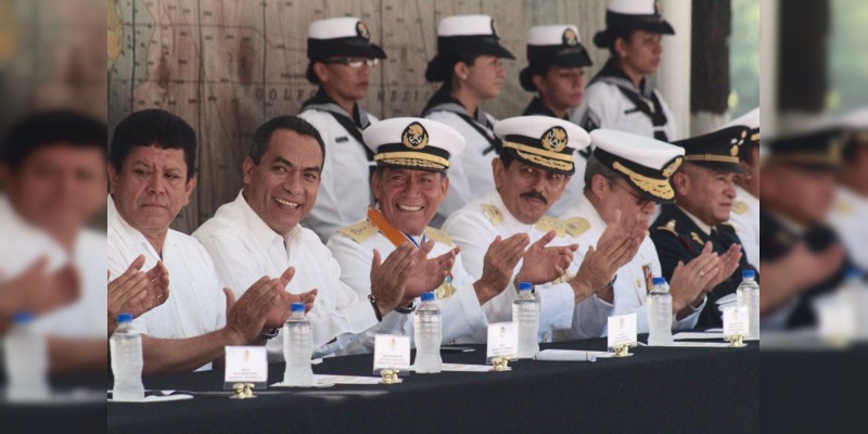 Participa Adrián López en toma de posesión del comandante de la X Zona Naval en Lázaro Cárdenas 