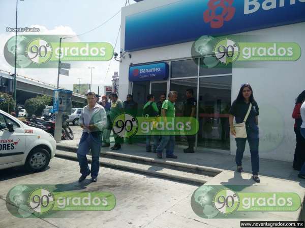 Asaltan a clientes y empleados de sucursal de Banamex en Morelia - Foto 1 