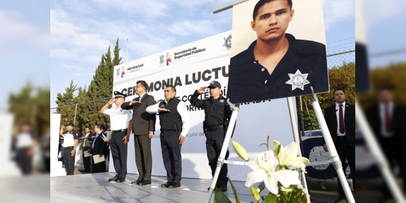 Rinden homenaje a policías caídos en el municipio de Aguililla 
