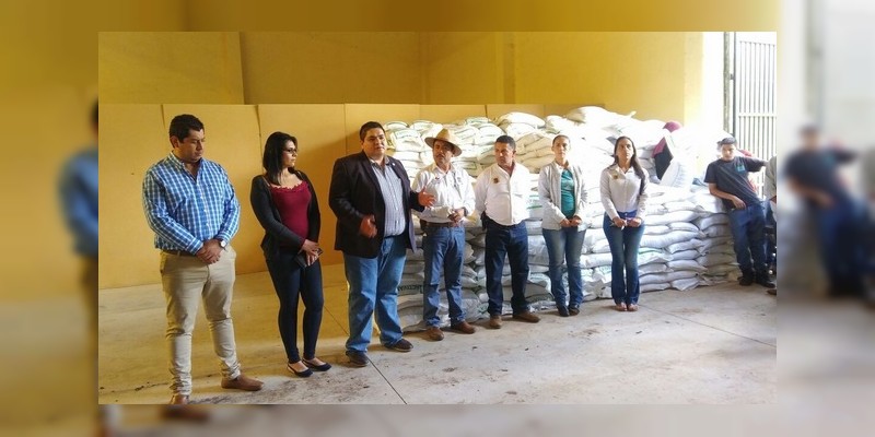 Entrega Sedrua 25 toneladas de mejoradores de suelos en Tangancícuaro  