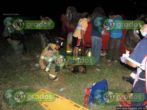 Tres heridos tras volcadura, en Lázaro Cárdenas, Michoacán - Foto 2 