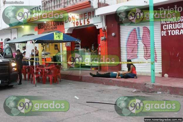 Fotogalería: Ejecutan a balazos a conocido comerciante en Apatzingán, Michoacán - Foto 6 