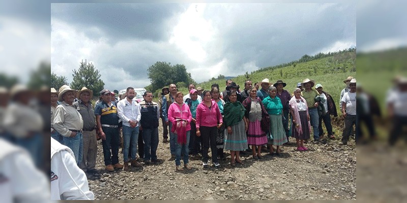 Habitantes de la Meseta Purépecha revisan con las autoridades la construcción de diferentes caminos 