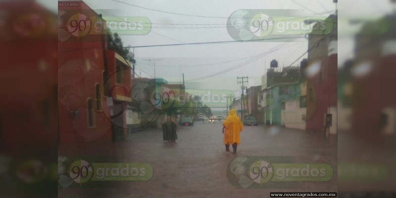 Fuerte lluvia causa inundaciones en Zamora - Foto 1 