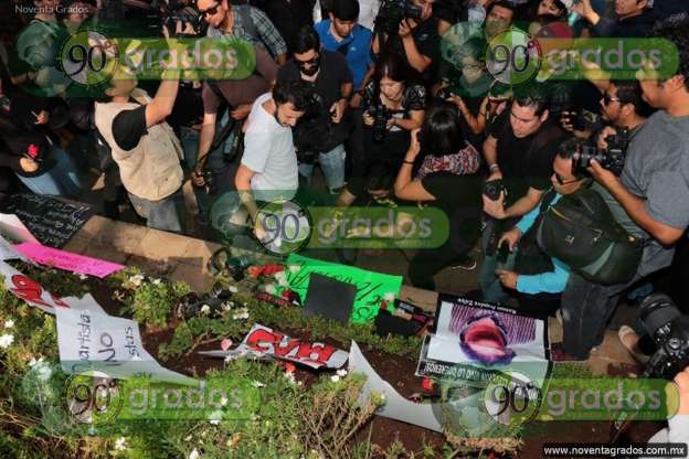 En Morelia, periodistas colocan ofrenda floral por fotoperiodista asesinado en la Ciudad de México - Foto 0 
