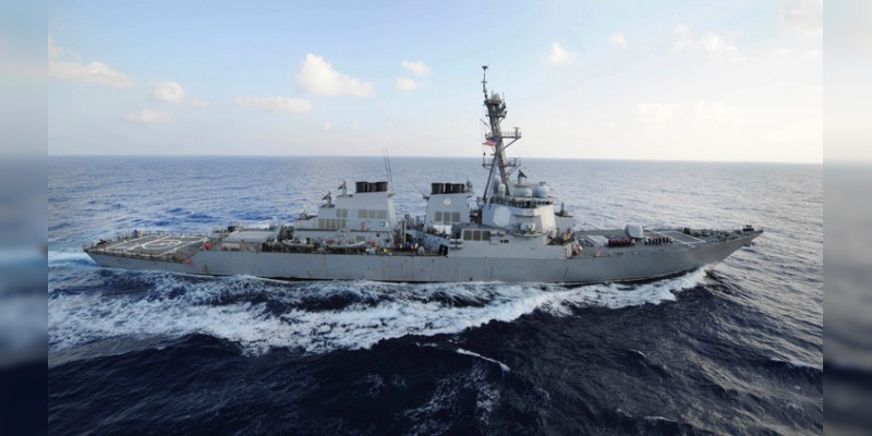 Buque militar de EE UU abre fuego contra barco iraní en el golfo Pérsico 
