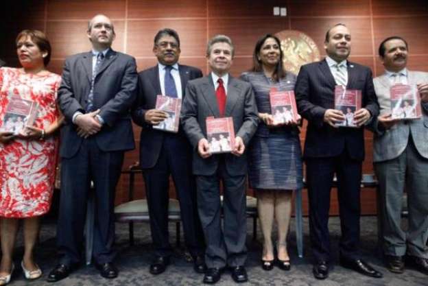 Presentan en el Senado edición bilingüe español-maya de la Constitución Política de México 