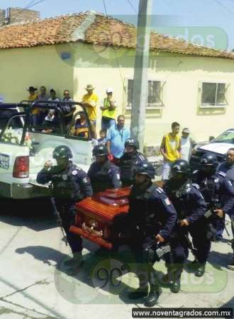 Rinden homenaje a policía caído en Cotija, Michoacán 