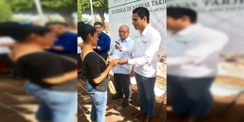Entrega LICONSA nuevas tarjetas a beneficiarios de Huetamo  