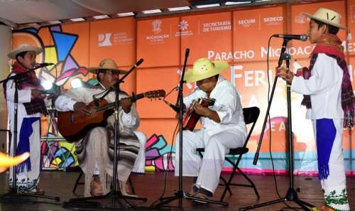 Realizan 7° Encuentro de Cantadores de Pirekuas en Paracho, Michoacán 