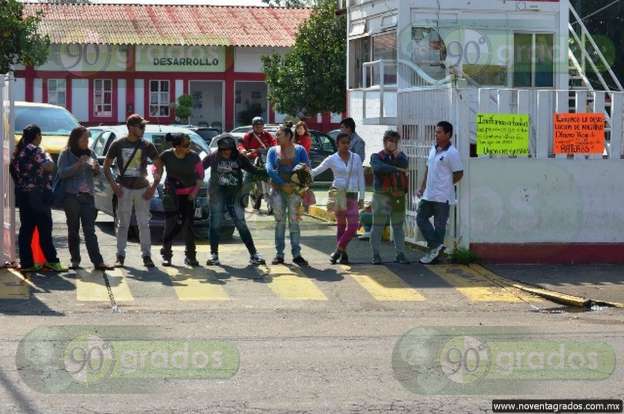 Habitantes bloquean Ayuntamiento de Uruapan, Michoacán - Foto 0 