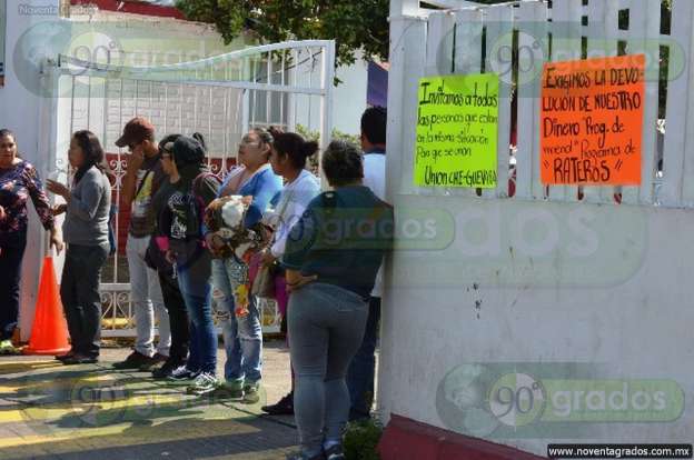 Habitantes bloquean Ayuntamiento de Uruapan, Michoacán - Foto 1 