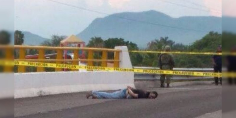 Maniatado, hallan cadáver sobre la Apatzingán - Cuatro Caminos 