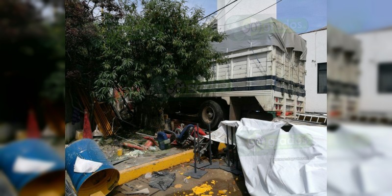 Camión tipo  tortón  se queda sin y choca contra parte trasera de caseta de cobro de San Ángel Zurumucapio - Foto 0 