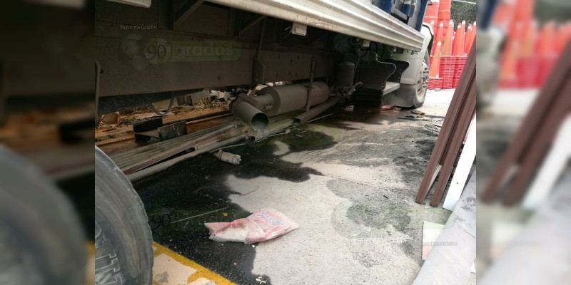 Camión tipo  tortón  se queda sin y choca contra parte trasera de caseta de cobro de San Ángel Zurumucapio - Foto 2 