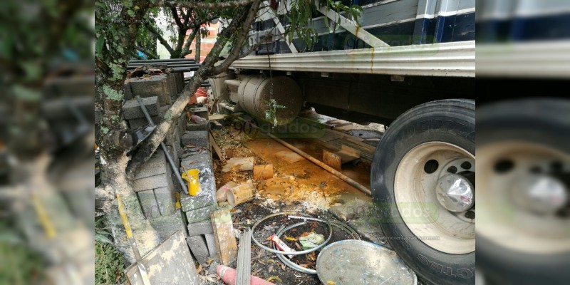 Camión tipo  tortón  se queda sin y choca contra parte trasera de caseta de cobro de San Ángel Zurumucapio - Foto 3 