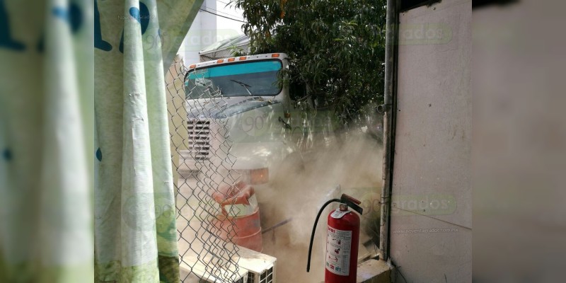 Camión tipo  tortón  se queda sin y choca contra parte trasera de caseta de cobro de San Ángel Zurumucapio - Foto 4 