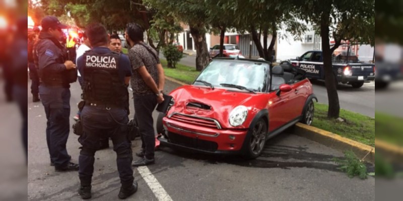Morelia: Irresponsable conductor provoca accidente, hay cuatro heridos - Foto 0 