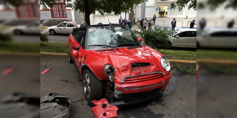 Morelia: Irresponsable conductor provoca accidente, hay cuatro heridos - Foto 1 
