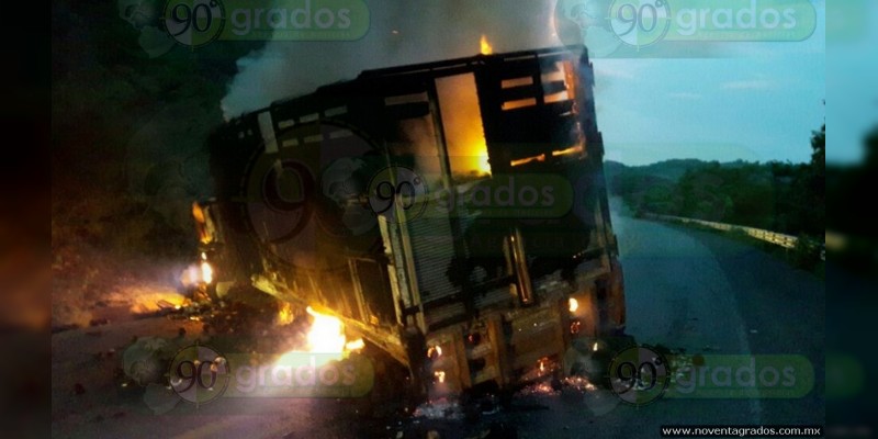 Incendian tráileres sobre carretera en Lázaro Cárdenas - Foto 3 