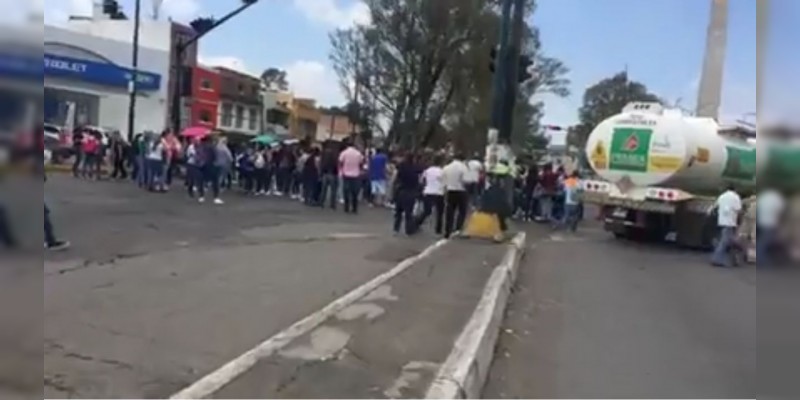 Manifestación de normalistas continúa causando caos vial en Morelia  