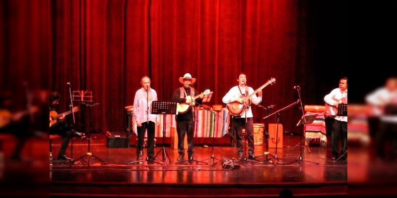 Exitosa presentación de Bola Suriana en el Teatro Ocampo 