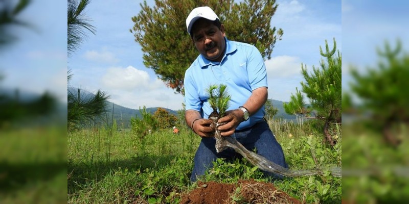 Invita José Guadalupe Aguilera a reforestar este sábado en Cuanajo  