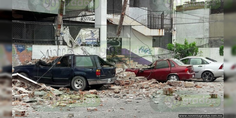 Derrumbe de fachada de cine en Lázaro Cárdenas, causa daños materiales - Foto 0 