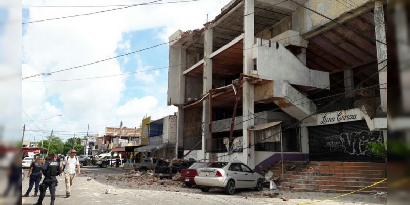 Derrumbe de fachada de cine en Lázaro Cárdenas, causa daños materiales - Foto 1 