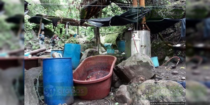 Uruapan: Aseguran narcolaboratorio oculto en la sierra - Foto 2 