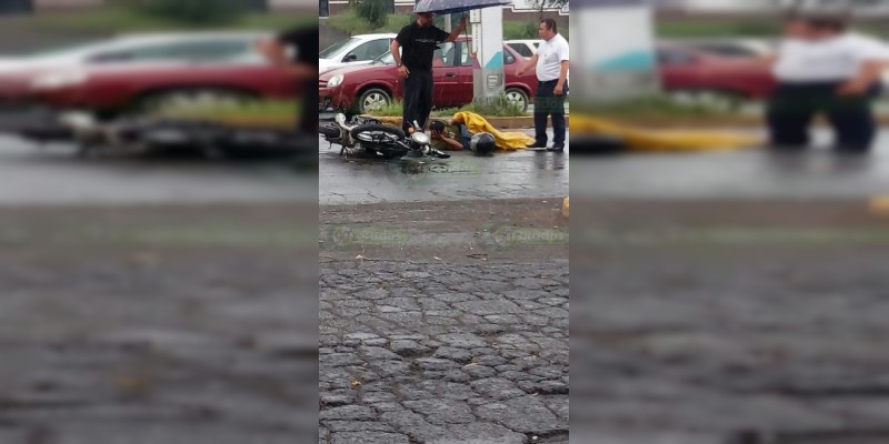 Hombre resulta herido tras ser atropellado por una moto en Morelia  