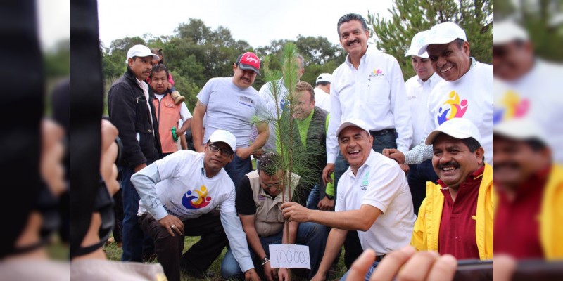 Histórica jornada de reforestación en Cuanajo: sembrados, 120 mil arbolitos 