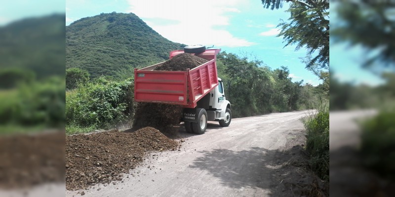 Construye Sedrua 58 kilómetros de caminos rurales en Aguililla 