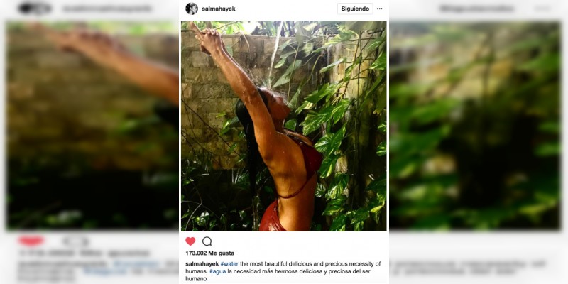 Salma Hayek comparte en redes sociales candente foto mientras se baña  