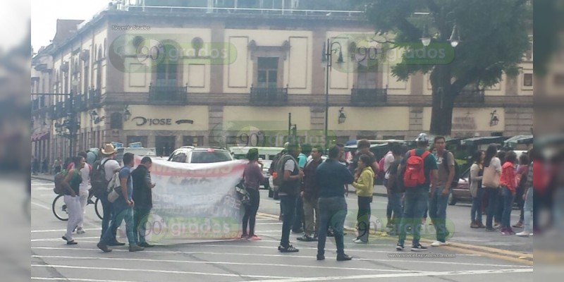 Normalistas bloquean la Avenida Madero en Morelia  