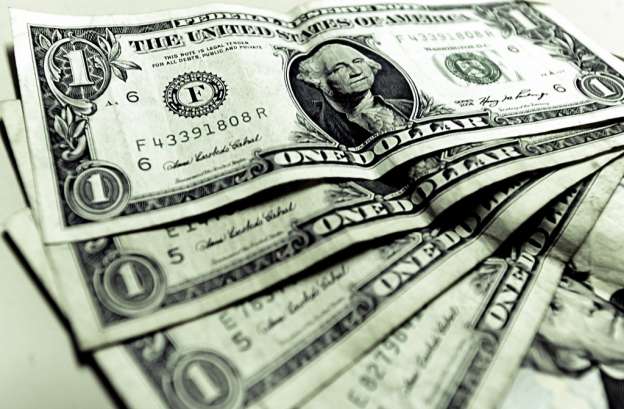 Cierra la semana con peso fortalecido frente al dólar 