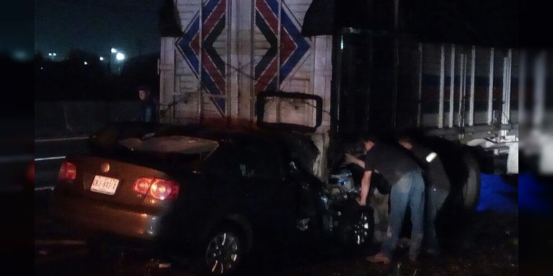 Muere calcinado tras estrellarse sobre la carretera en Guanajuato 
