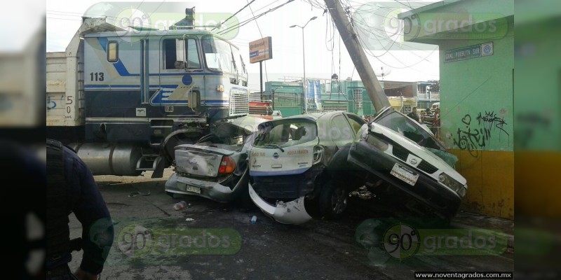 Camión se estrella contra casa en Celaya; hay tres heridos 